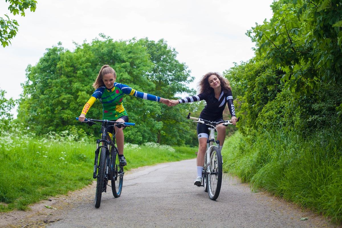 Holky na kolech v MOOQ cyklistickém oblečení